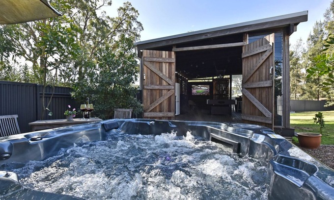 Broke Apartment | Rose Cottage Studio Romantic or Solo Getaway. Spa, Games Room