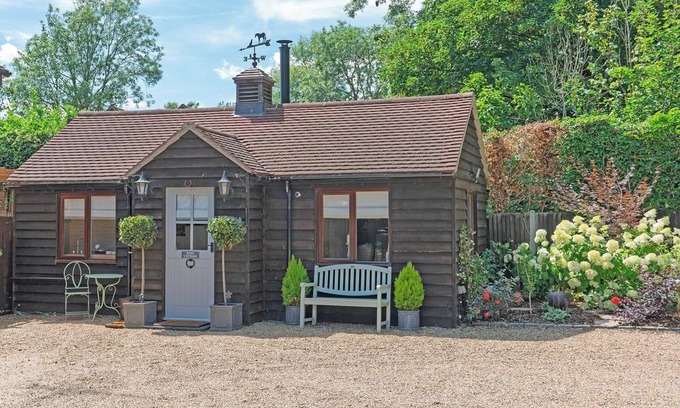 Chipstead Cottage | Rose Cottage - UK49048