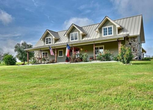 Brenham House | Rose Hill Farms- Relax at Your 12 Acre Farmhouse Retreat !