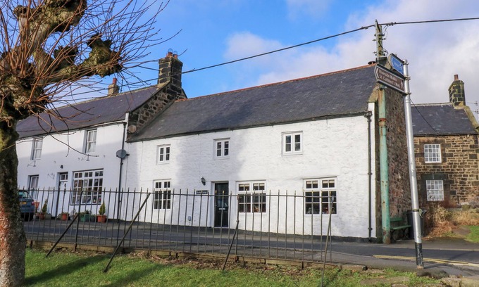 Bellingham House | ROSE HIP COTTAGE, pet friendly, with open fire in Bellingham