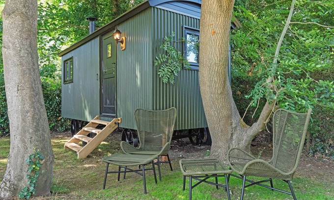 Chipstead Apartment | Rose Hut Hideaway - UK50233