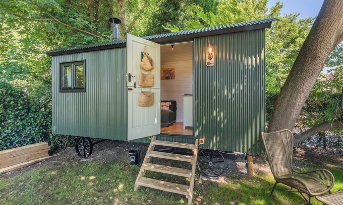 Chipstead Apartment | Rose Hut Hideaway - UK50233