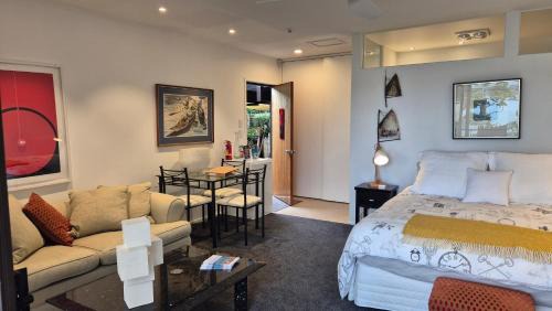 Mahurangi House | Rose Lodge