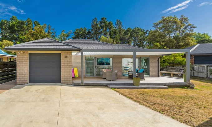 Matarangi Cottage | Rose's Beach Pad - Matarangi Holiday Home