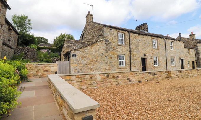 Hetton Cottage | ROSE TREE COTTAGE, pet friendly, character holiday cottage in Skipton