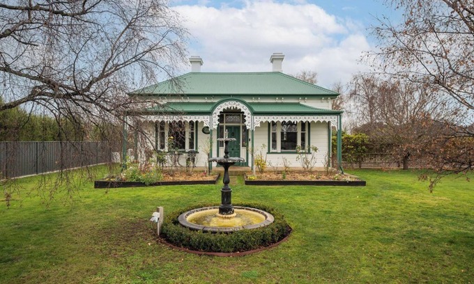 East Devonport House | Rose Villa Heritage Home with Parking & WiFi