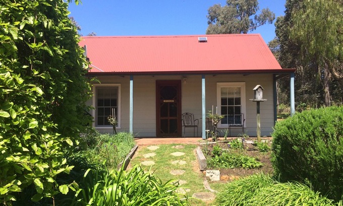 Pemberton Cottage | Rosebank Cottage. Picture perfect country cottage, set in beautiful gardens.