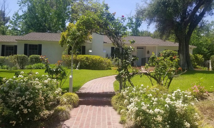 La Canada Flintridge House | ROSEBOWL Pasadena 40% off Huge sleeps16 Large Family/Group, Pets Free, Handicap