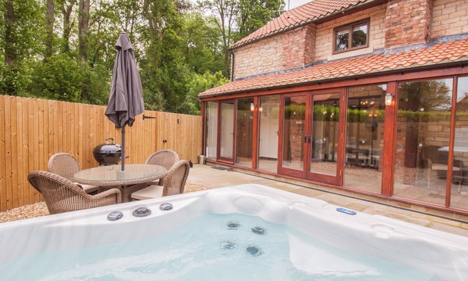 Pickering Cottage | Rosedale Cottage | sleeps 4 - Hot Tub, Dog Friendly - 5* Gold Award