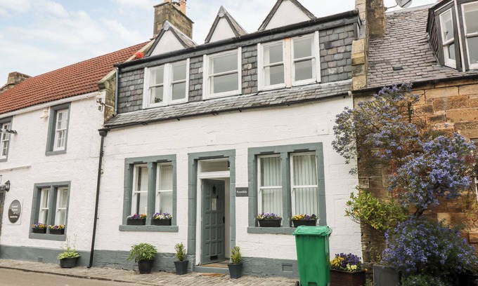 Falkland Cottage | ROSEDALE, family friendly, with hot tub in Falkland