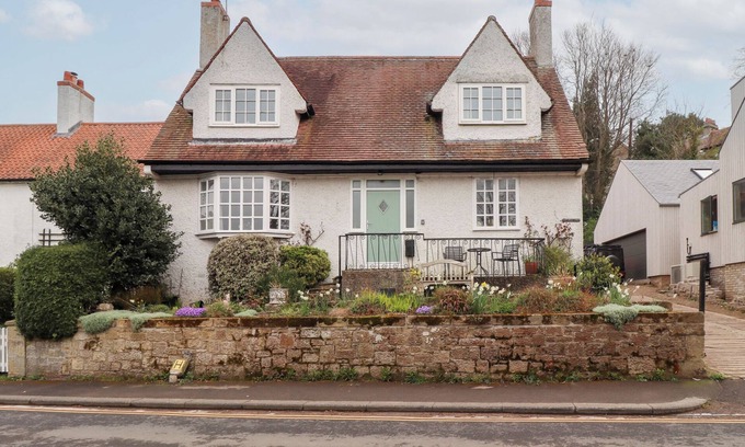 Alnmouth Cottage | ROSEDALE LODGE, pet friendly, country holiday cottage in Alnmouth