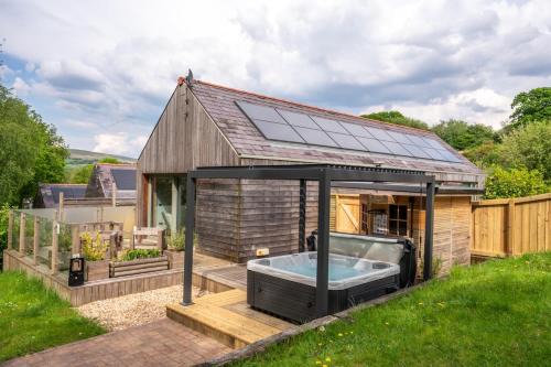Ammanford House | Rosemary Lodge 2BR with Hot Tub and Sauna near Black Mountain