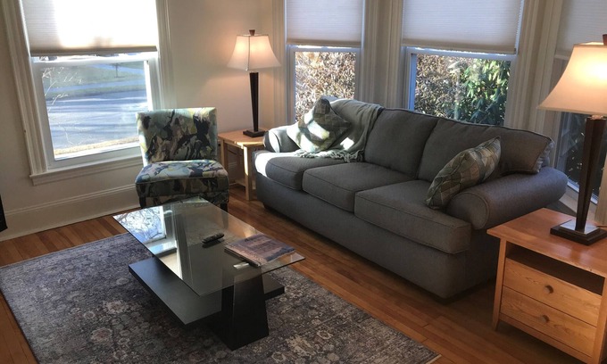 Rosemont Apartment | Rosemont 1st Fl: 2BR: Sunny Spacious Convenient 21-day rental March & April '23
