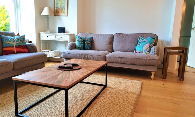 Marchmont Apartment | Roseneath Place - Lovely 2 bed near Meadows with private parking