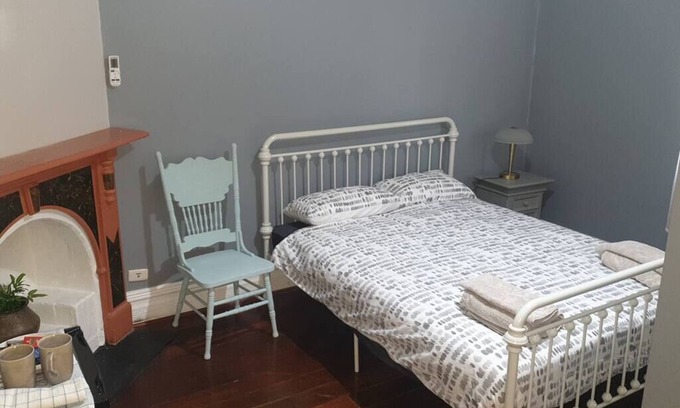 Northam Apartment | "Roseneath" Private room with en-suite. Room 2