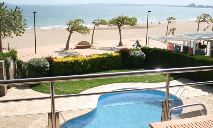 Santa Margarida Apartment | ROSES, FRONTLINE, perfect for families POOL + WIFI + PARKING + TV