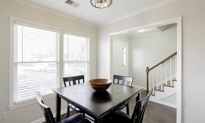 Rosewood House | Rosewood Area Townhouse near USC