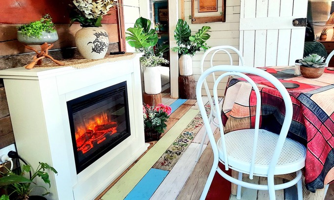 Tambo Cottage | Rosewood Cottage - Entire 2 bedroom house with Netflix and WiFi