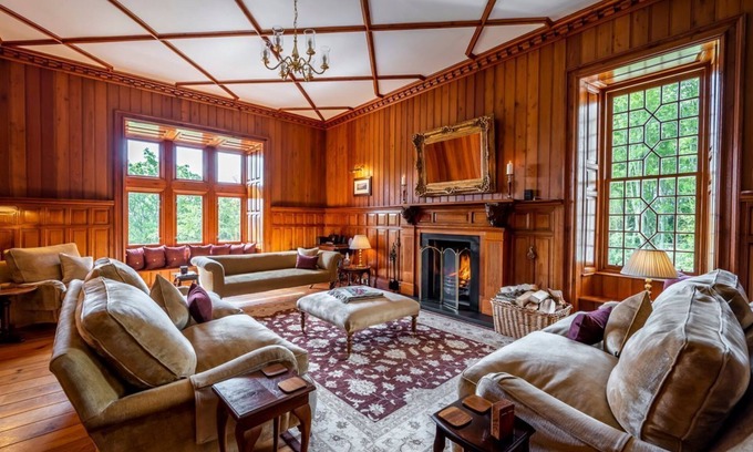 Dingwall Villa | Ross-shire Hall - Seven Bedroom Villa, Sleeps 14