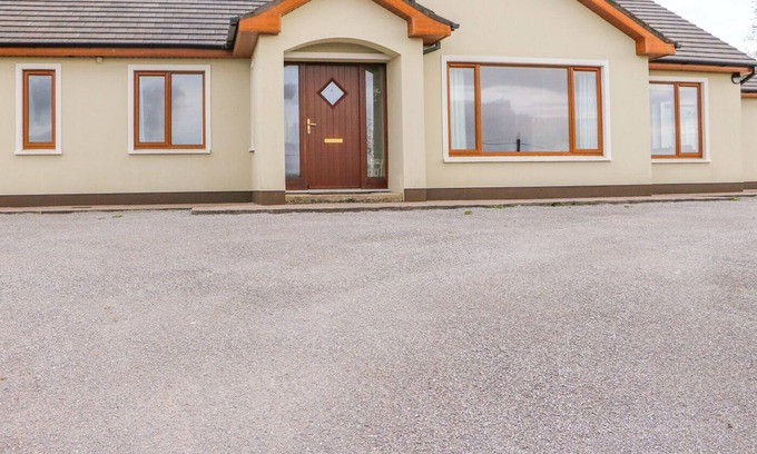 Farranfore House | ROSSANEAN, family friendly in Farranfore, County Kerry