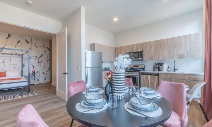 Central Business District Apartment | Rosy Retreat with NYC Views by the train! Free Parking+3 beds. ✨20% OFF 7days✨
