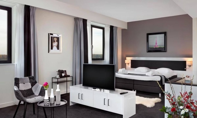 Zestienhoven House | Rotterdam Convenience – Onsite Dining & Airport Access!