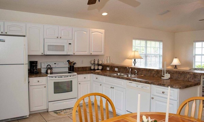 Rotonda West Condo | Rotunda West 2 bedroom Condo w Lanai 9 miles to Gulf Beaches