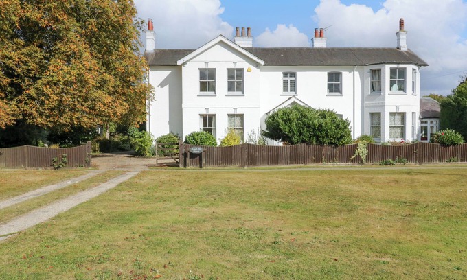 East Hanningfield Cottage | ROUGH HILL HOUSE, pet friendly, country holiday cottage in Bicknacre