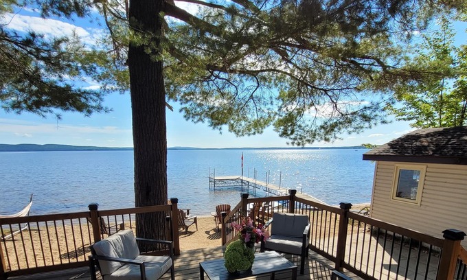 Killaloe Cottage | Round Lake Beach House close to Bonnechere Provincial Park