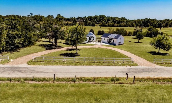La Grange House | Round Top Refuge Guest House