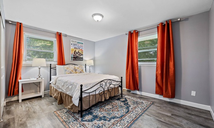 Yorkville Condo | Route66 themed condo/yard/deck/parking/WiFi/75"SMART TV