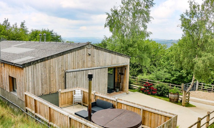 Keighley Cottage | ROWAN BANK, JACOBS WOOD, with hot tub in Silsden