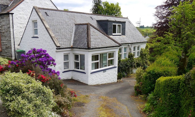 New Galloway Cottage | Rowan Cottage - a cottage that sleeps 6 guests in 3 bedrooms