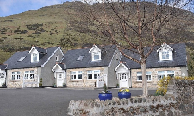 Alva Cottage | Rowan Cottage - Beautiful Country Cottage Sitting at the Foot of The Ochil Hills
