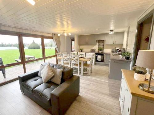 York House | Rowan Lodge 3 Hot Tub