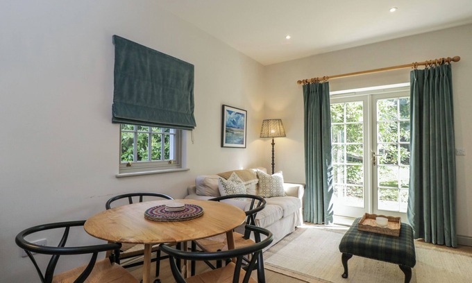 Elcot Cottage | ROWAN, pet friendly, with pool in Kintbury