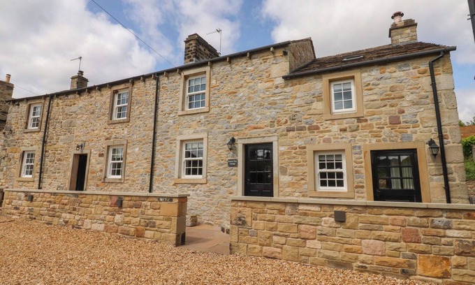 Hetton Cottage | ROWAN TREE COTTAGE, pet friendly, with hot tub in Skipton