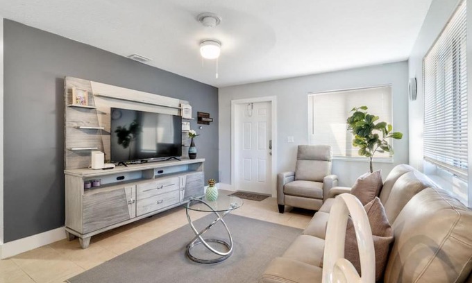Oakland Park House | Roxanas 3bed 2bath Home with Modern Interior and BBQ Backyard