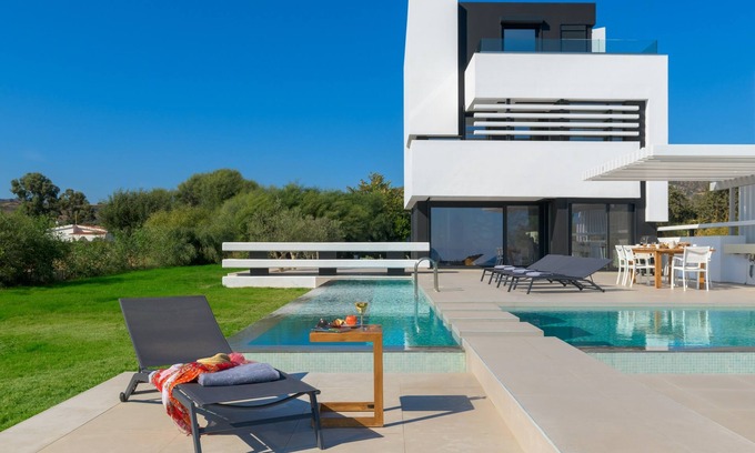 Gennadi Villa | Royal Albatross Beach Front Villa