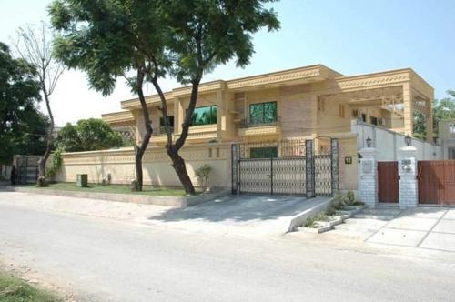 F-8 Sector Hotel | Royal Crown