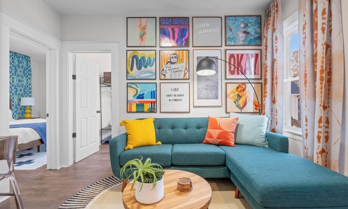 Westside Norwich Apartment | Royal Flush-6 King Beds-1.8 Mi. To Mohegan