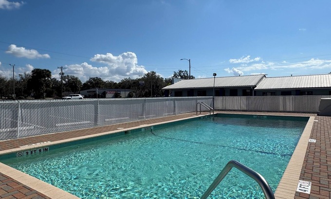 Eustis Hotel | Royal Inn