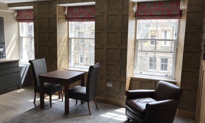 Old Town Apartment | Royal Mile Old Town 2 bedroom 2 bathroom by Castle