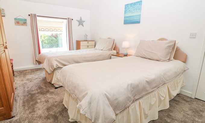 Amlwch Cottage | Royal Oak Cottage, AMLWCH PORT