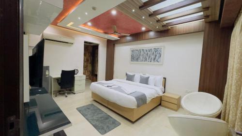 Jasola Apartment | Royal Palace 1 BHK - Kitchen, Balcony, lift, Gym,