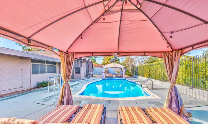 Winchester House | Royal Palace -W/pool 5 Min to Strip & Convention