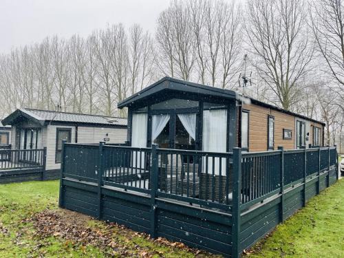 Allerthorpe Cabin | Royal Pines Lodge with Hot tub