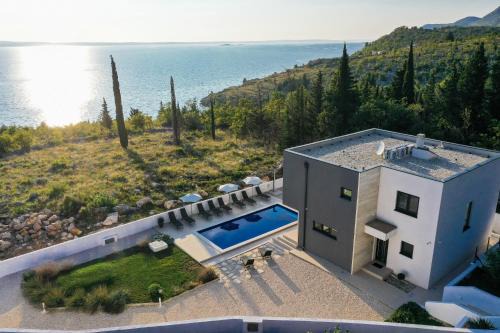 Starigrad Villa | Royal Promons - heated pool
