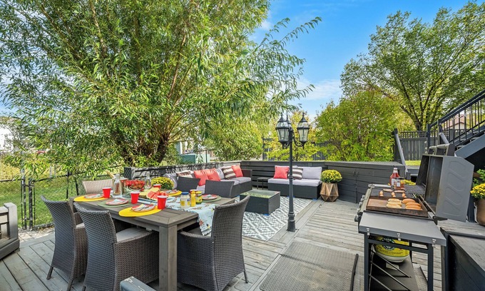 Chestermere House | Royal Retreat King beds in Chestermere, 20min to Calgary International Airport