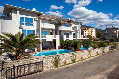 Bar Villa | Royal Villas